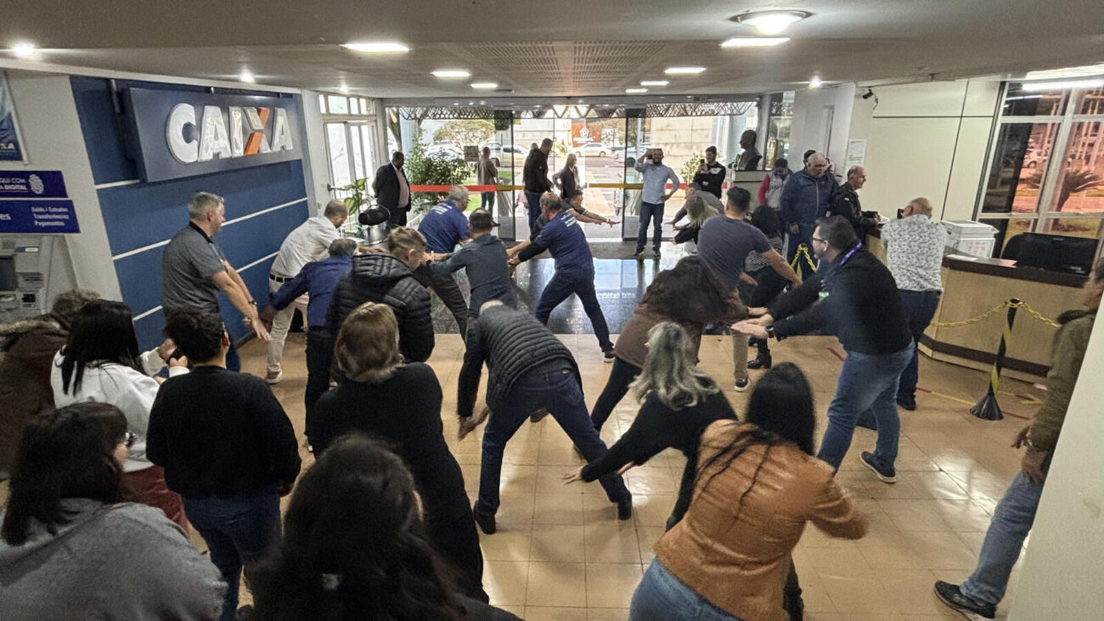Servidores da Secretaria de Esportes e Lazer (Smel) coordenaram, nesta quarta-feira (28), durante o dia todo, atividades físicas em diversos pontos da cidade