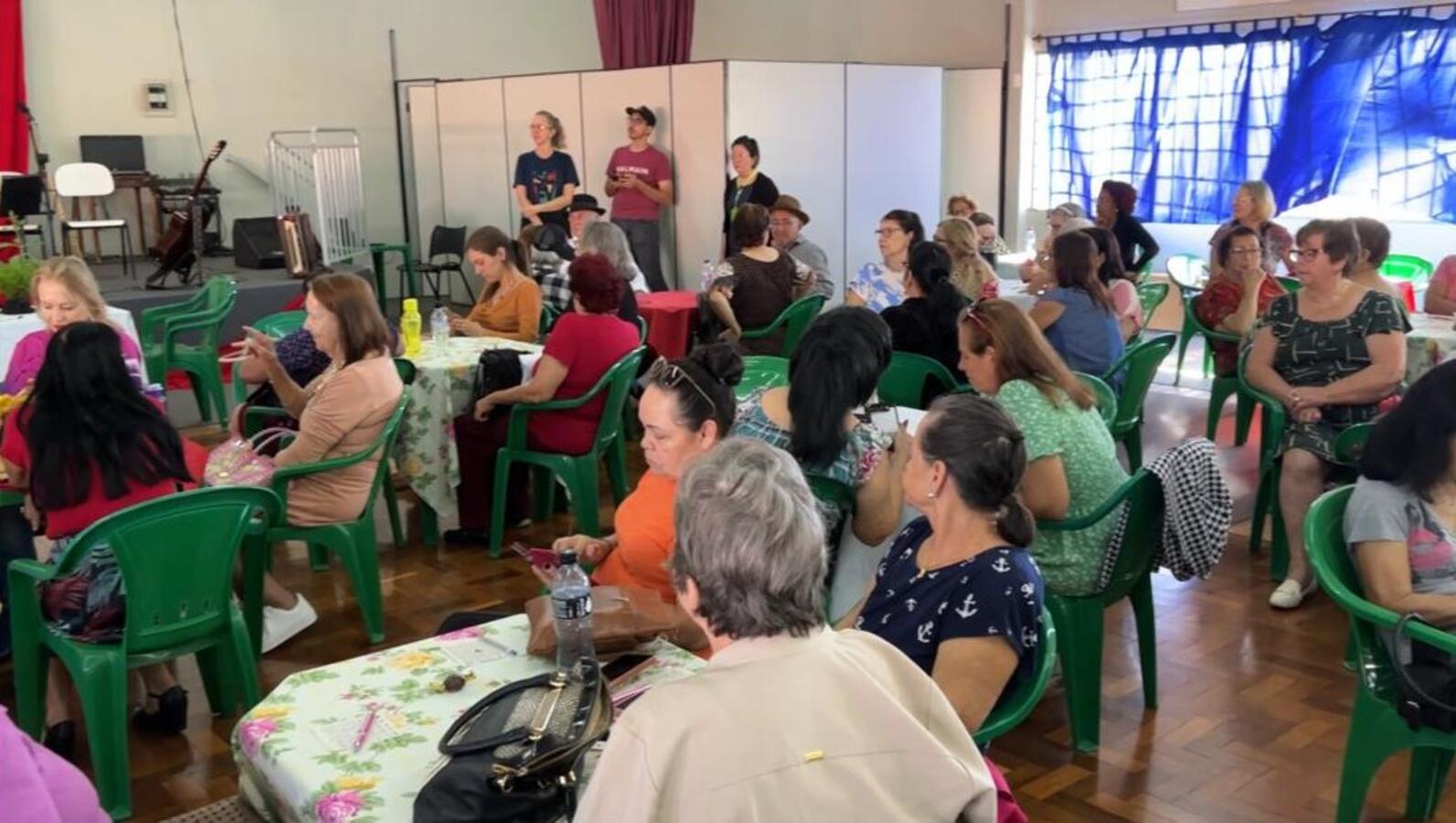Prêmios e apresentações culturais marcaram a comemoração com cerca de 300 idosos em cada Certi