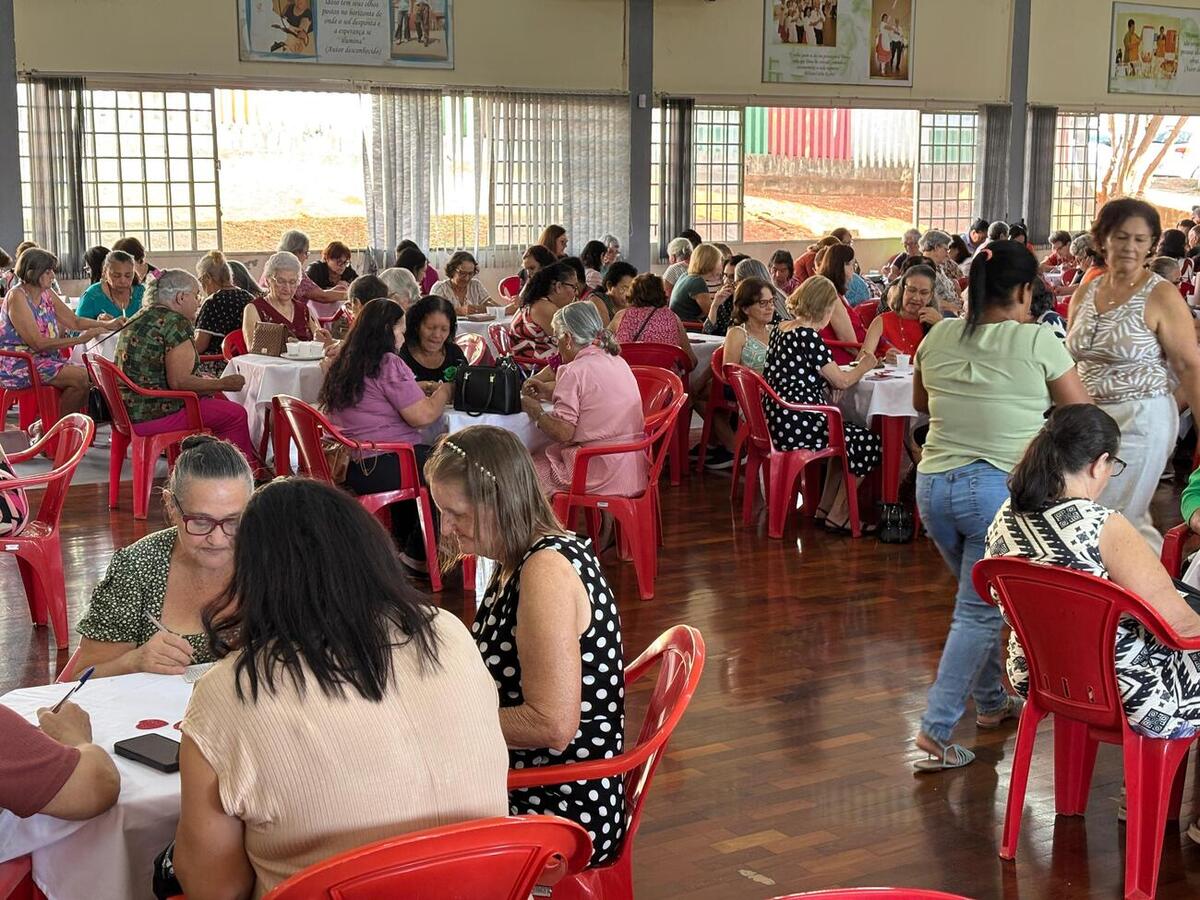 Prêmios e apresentações culturais marcaram a comemoração com cerca de 300 idosos em cada Certi