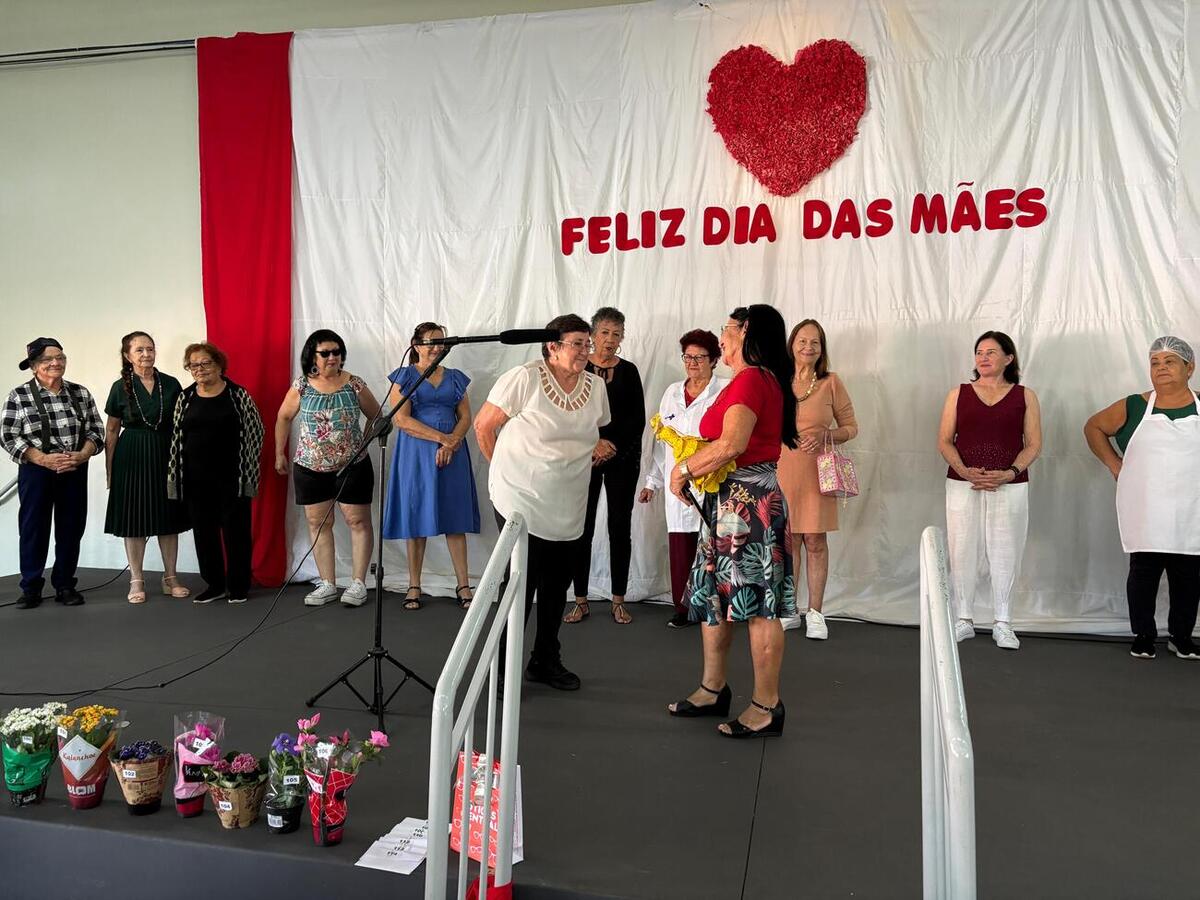 Prêmios e apresentações culturais marcaram a comemoração com cerca de 300 idosos em cada Certi