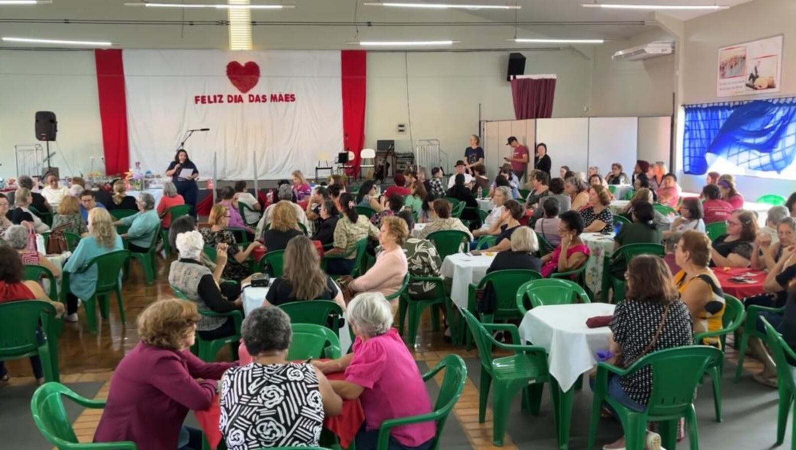 Prêmios e apresentações culturais marcaram a comemoração com cerca de 300 idosos em cada Certi