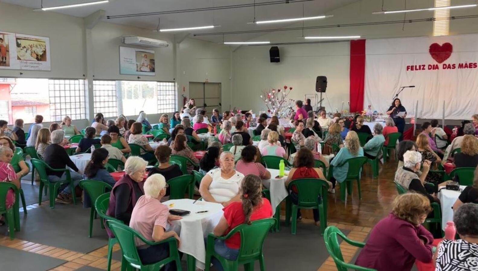 Prêmios e apresentações culturais marcaram a comemoração com cerca de 300 idosos em cada Certi