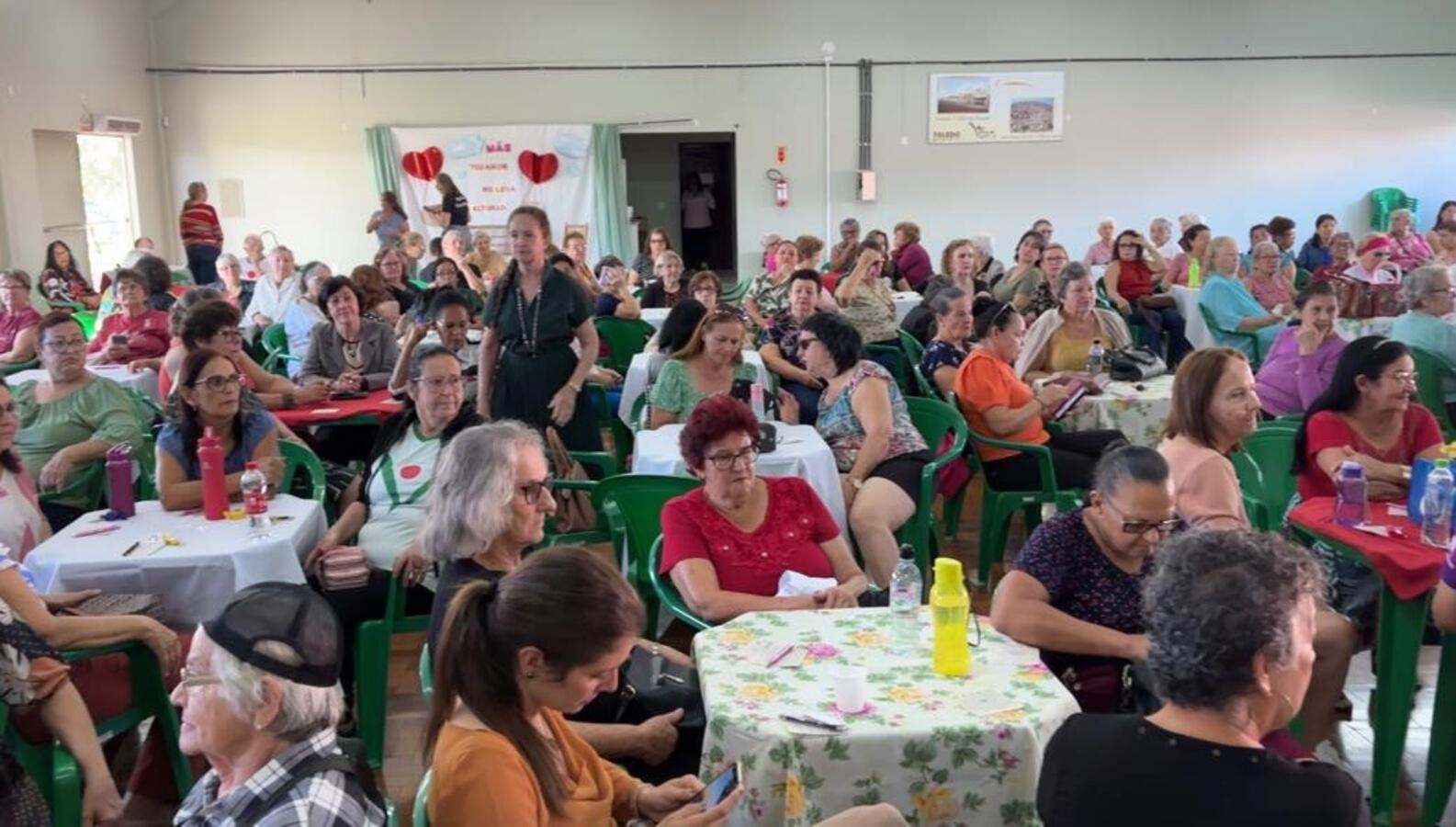 Prêmios e apresentações culturais marcaram a comemoração com cerca de 300 idosos em cada Certi