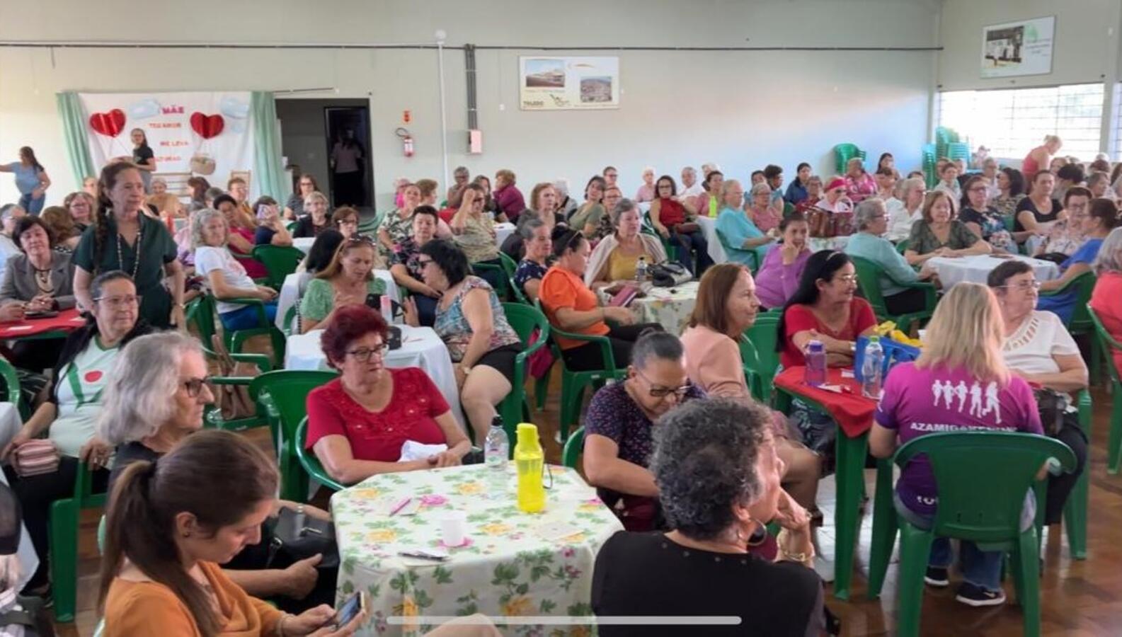 Prêmios e apresentações culturais marcaram a comemoração com cerca de 300 idosos em cada Certi
