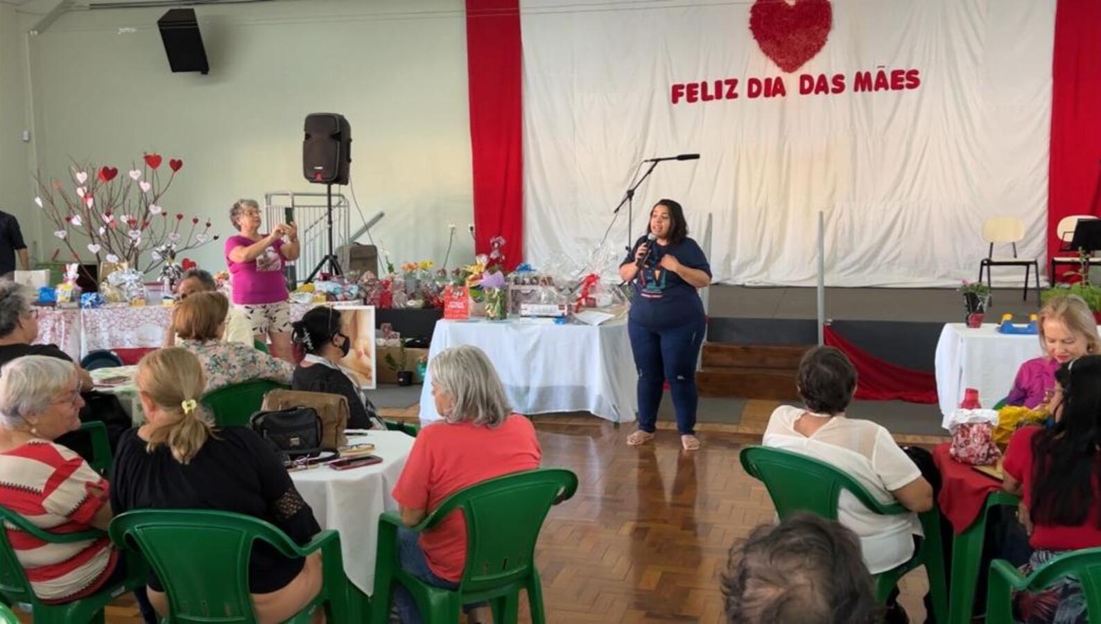 Prêmios e apresentações culturais marcaram a comemoração com cerca de 300 idosos em cada Certi