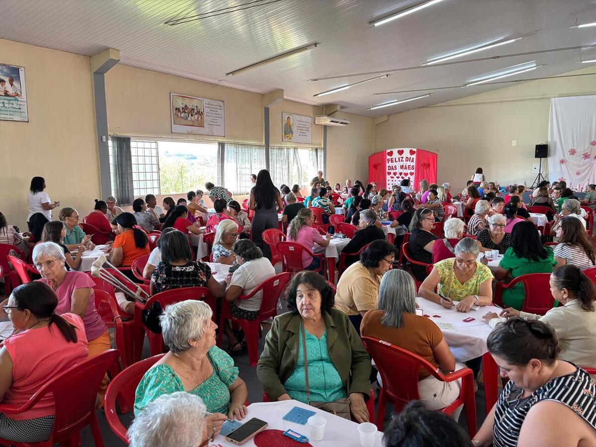 Prêmios e apresentações culturais marcaram a comemoração com cerca de 300 idosos em cada Certi