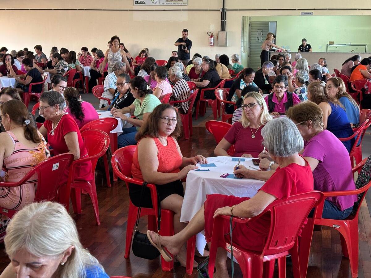 Prêmios e apresentações culturais marcaram a comemoração com cerca de 300 idosos em cada Certi