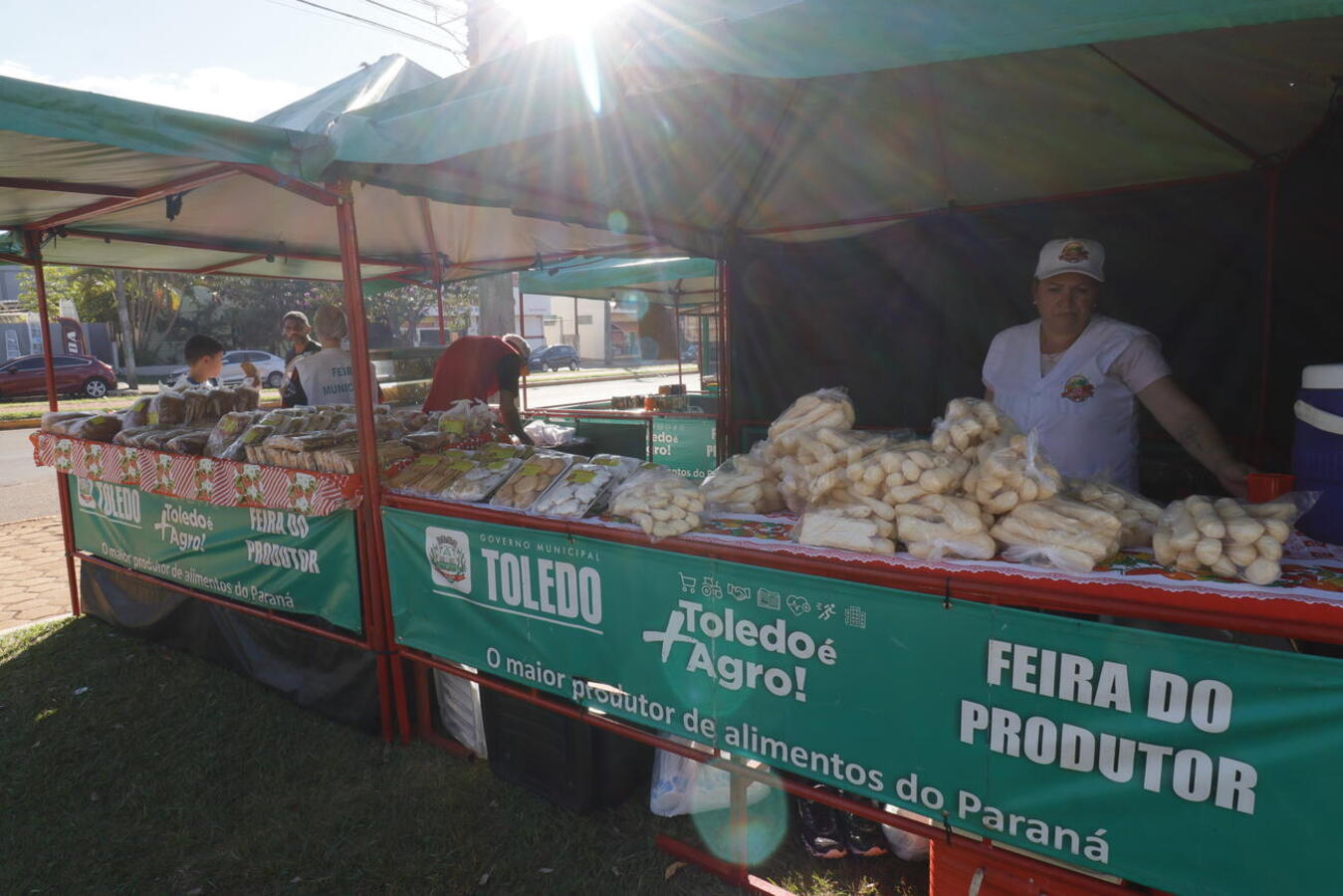 Realizado atualmente em 10 pontos do município, política pública beneficia mais de 50 famílias que aproveitam esta “vitrine” para incrementar a sua renda