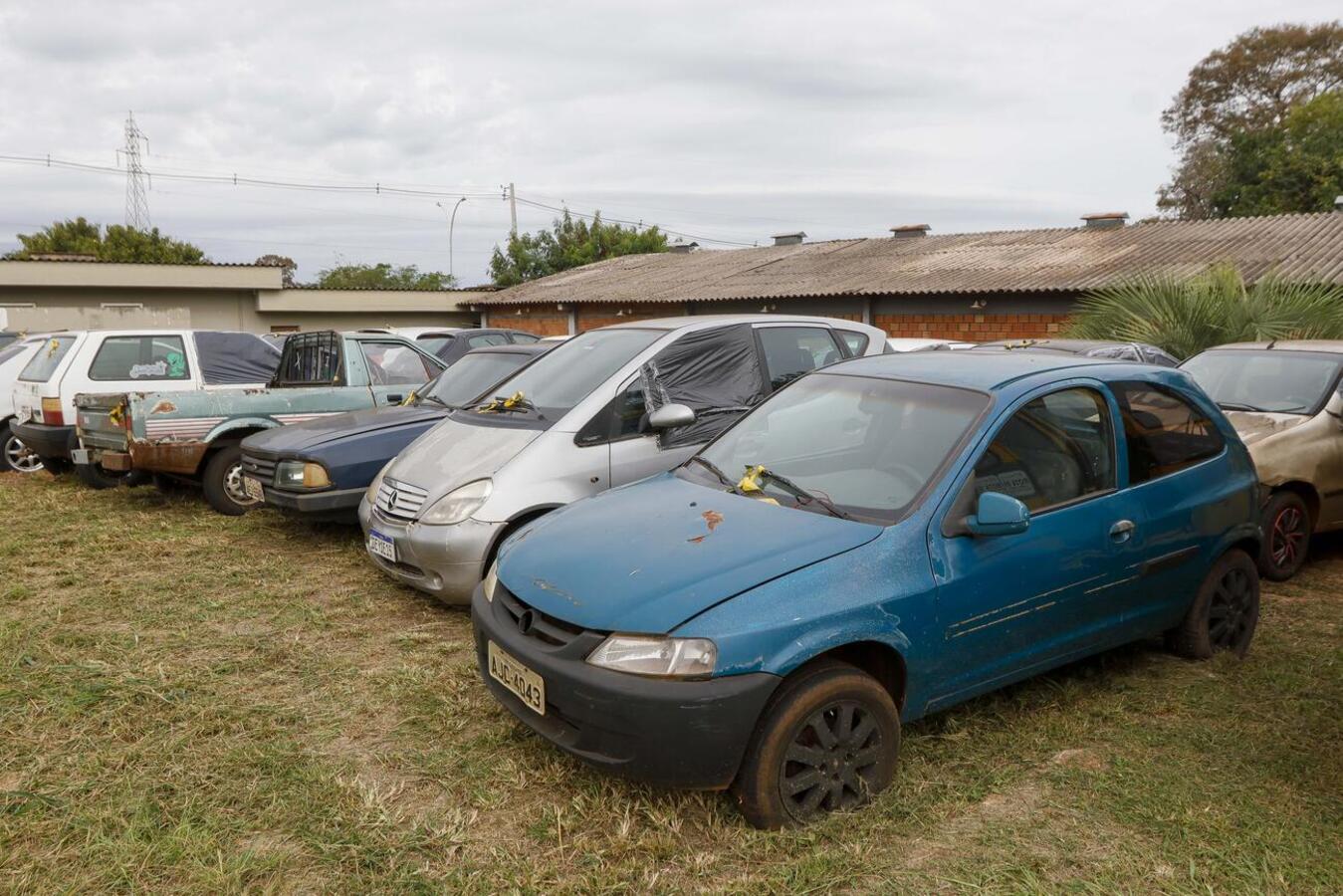 Os veículos leiloados estão há mais de 60 dias no pátio e não foram reclamados por seus proprietários