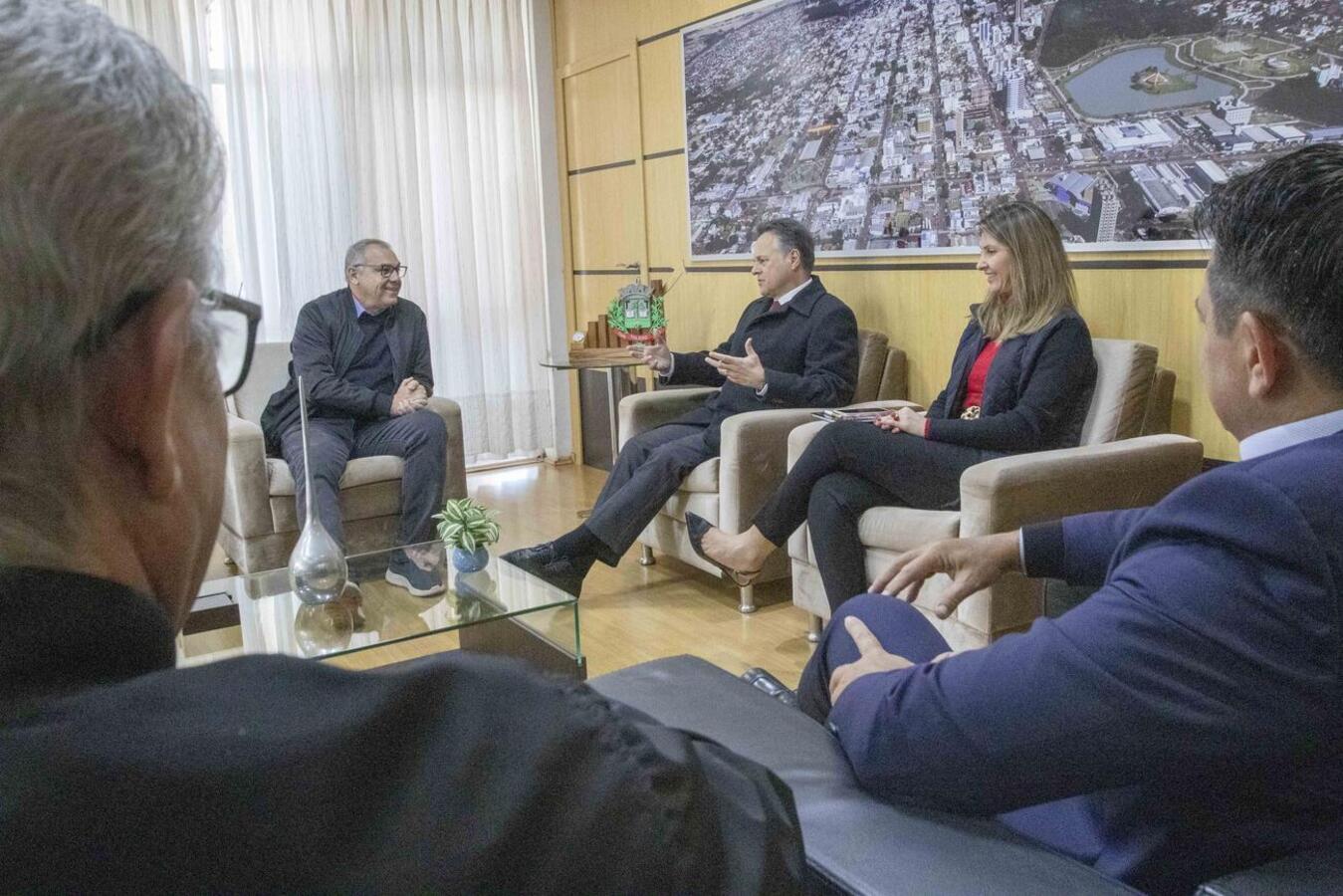 O Desembargador Luiz Osório Moraes Panza esteve em visita diplomática à Toledo e se reuniu com o prefeito Mario Costenaro, nesta sexta-feira (30)
