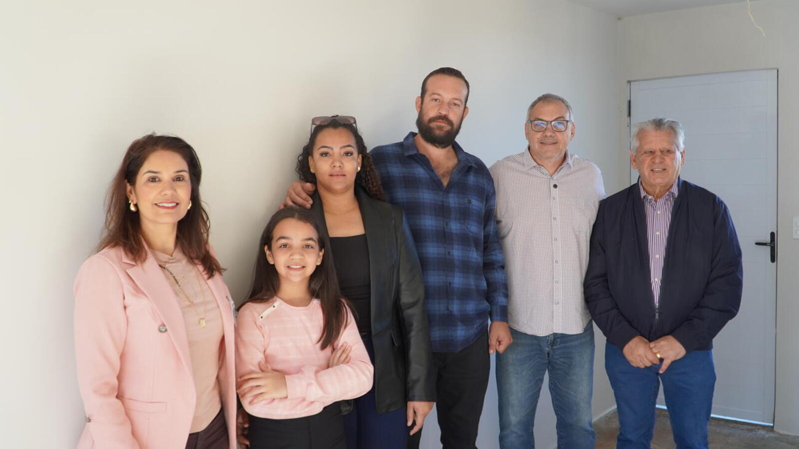 Moradores receberam orientações técnicas, manuais e as chaves das novas unidades habitacionais durante cerimônia com autoridades