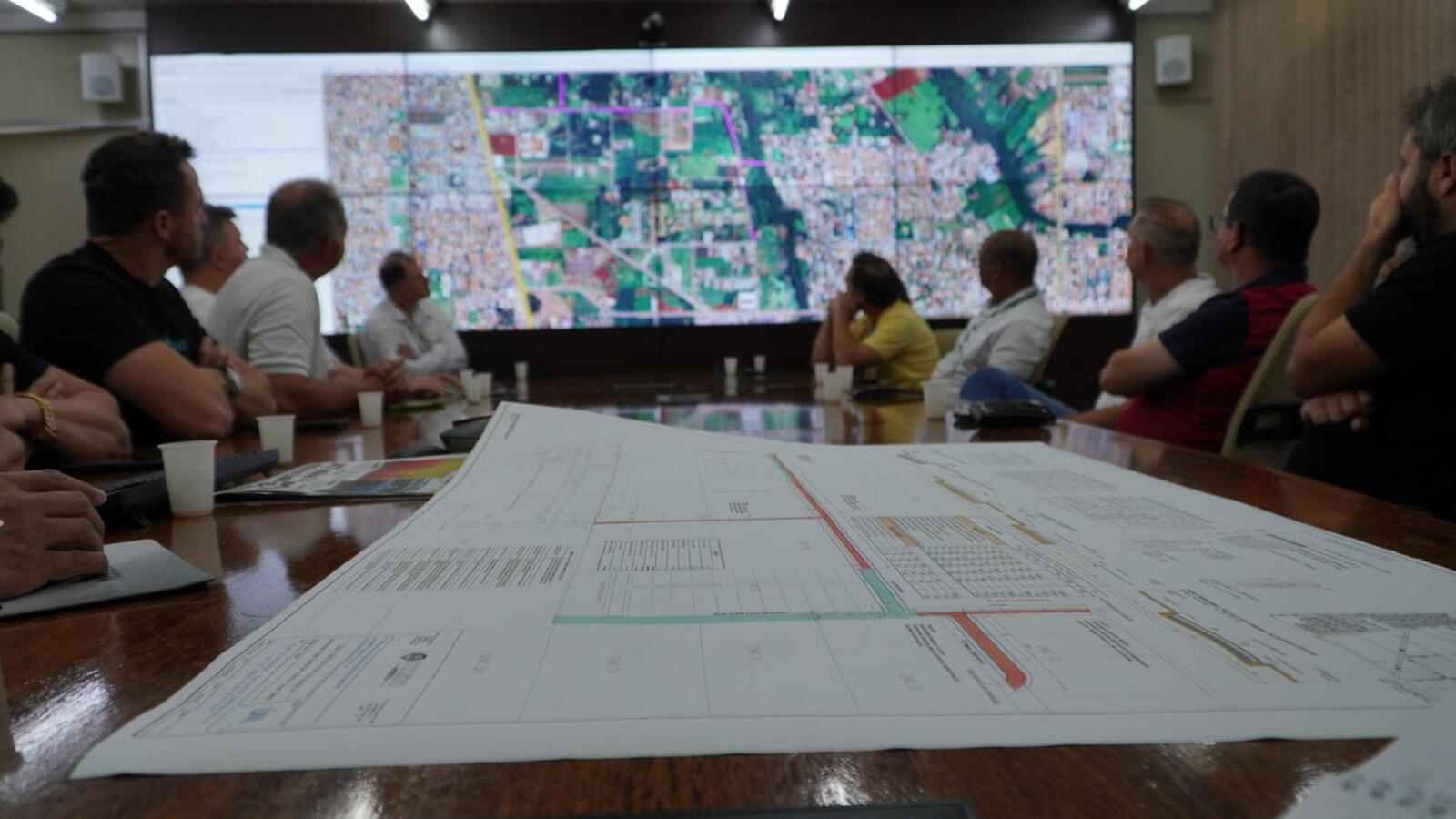 A Secretaria do Planejamento, Habitação, Urbanismo e Mobilidade se reuniu com moradores para explicar sobre o alargamento das vias Giustina Genari e Nelson Dalla Vecchia