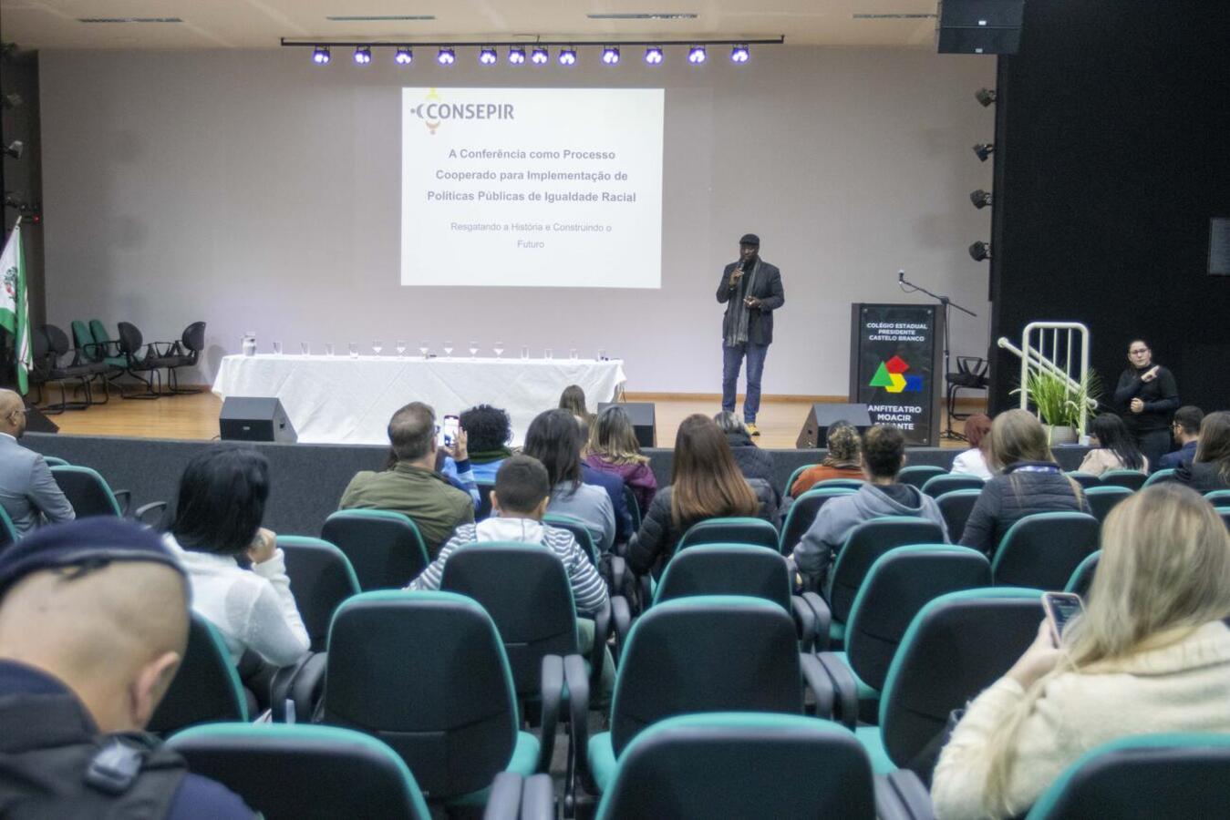 Foram realizadas palestras e apresentação dos selos de certificação para municípios que cumprem metas antirracistas