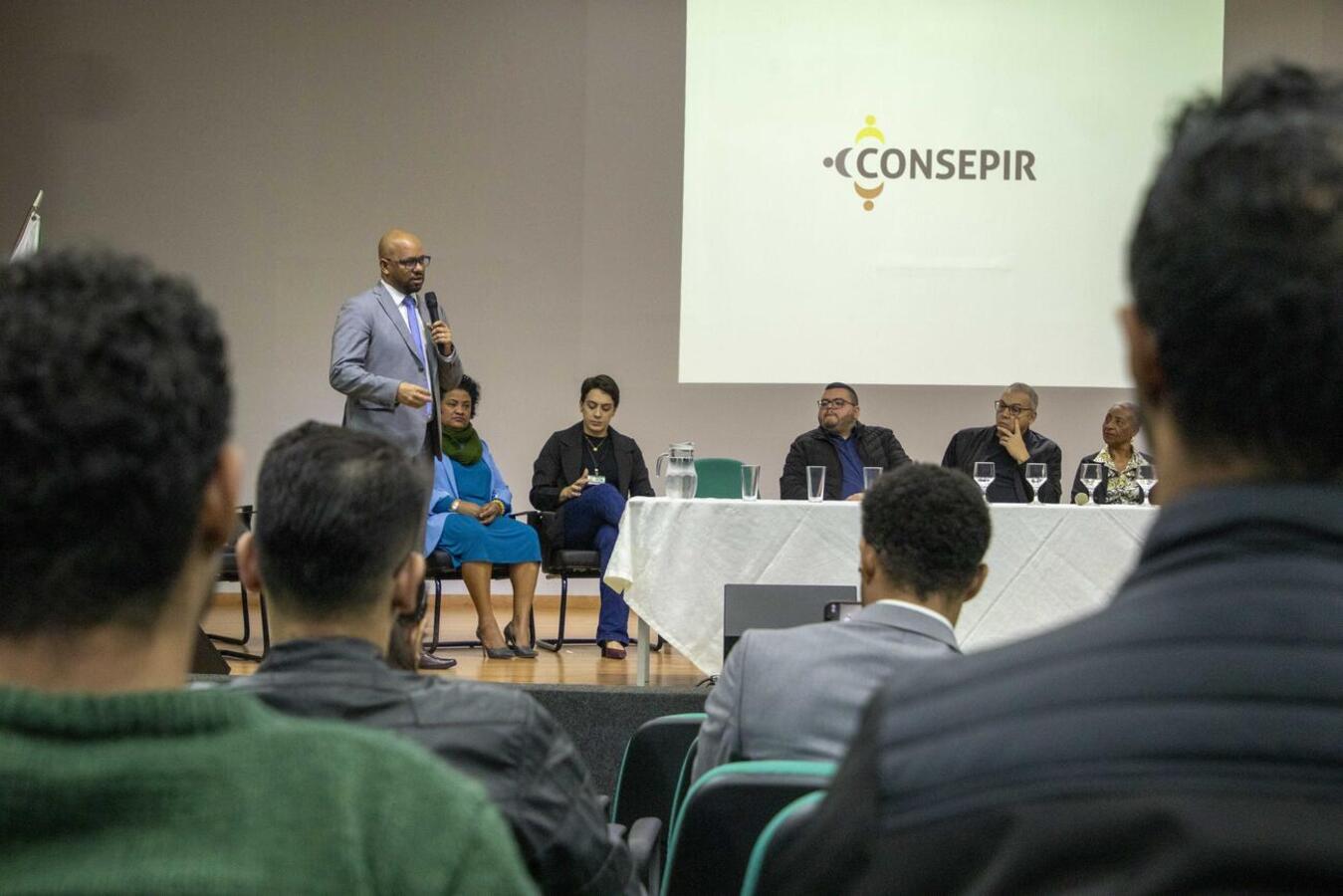 Foram realizadas palestras e apresentação dos selos de certificação para municípios que cumprem metas antirracistas