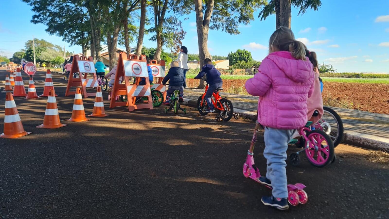 Um circuito de bike foi montado para os alunos da Escola Municipal Osvaldo Cruz, no distrito de Vila Nova, aprenderem sobre sinalização das vias