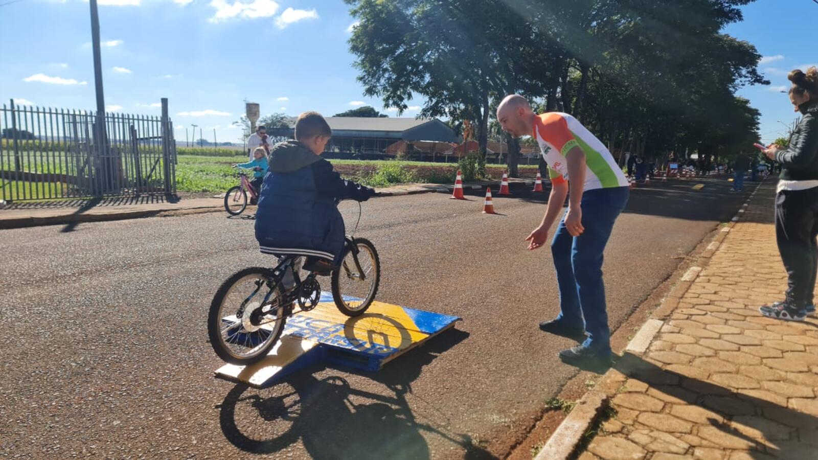 Um circuito de bike foi montado para os alunos da Escola Municipal Osvaldo Cruz, no distrito de Vila Nova, aprenderem sobre sinalização das vias