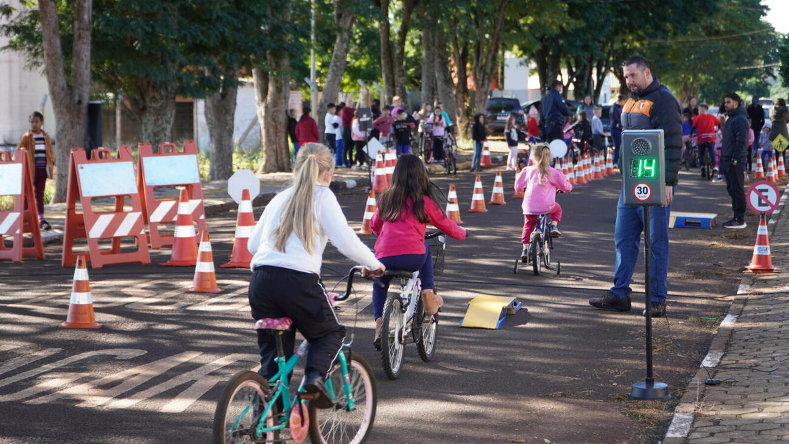 Um circuito de bike foi montado para os alunos da Escola Municipal Osvaldo Cruz, no distrito de Vila Nova, aprenderem sobre sinalização das vias