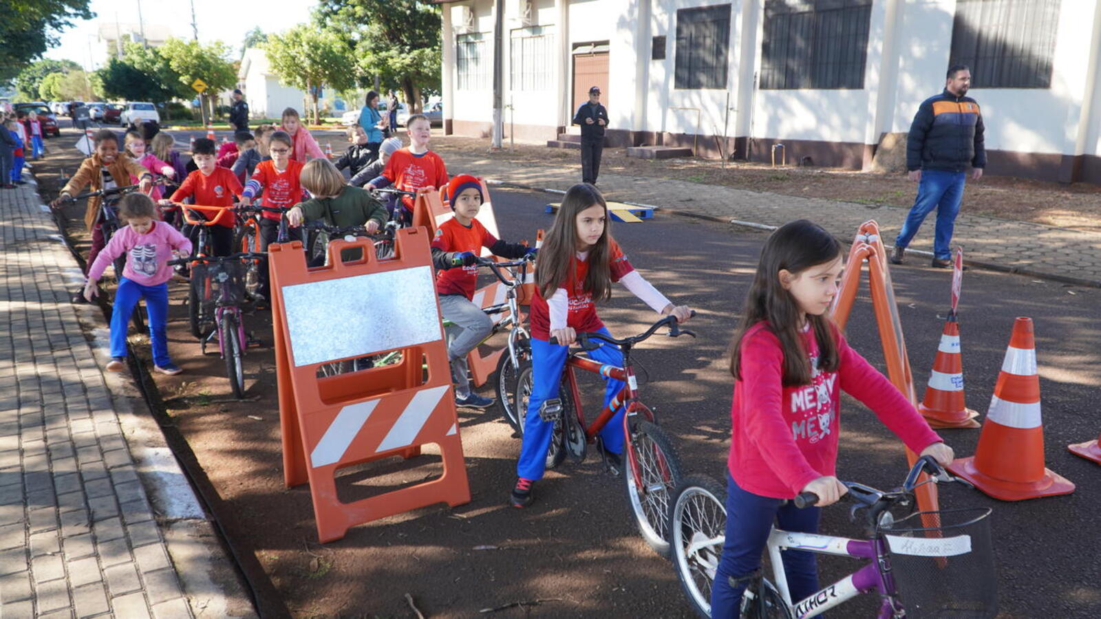 Um circuito de bike foi montado para os alunos da Escola Municipal Osvaldo Cruz, no distrito de Vila Nova, aprenderem sobre sinalização das vias