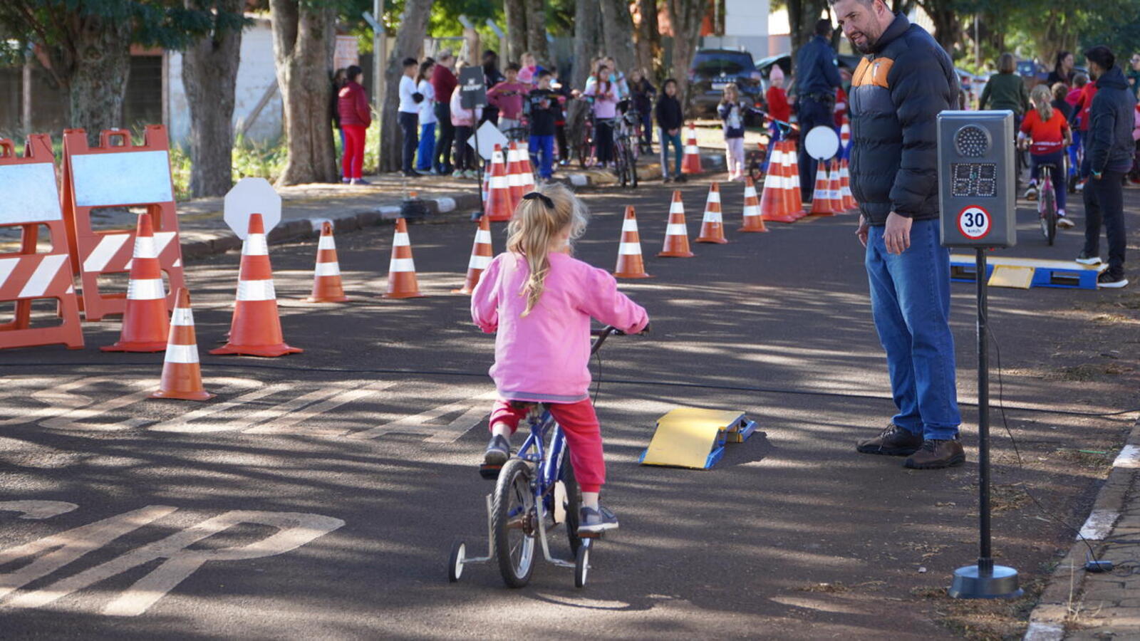 Um circuito de bike foi montado para os alunos da Escola Municipal Osvaldo Cruz, no distrito de Vila Nova, aprenderem sobre sinalização das vias
