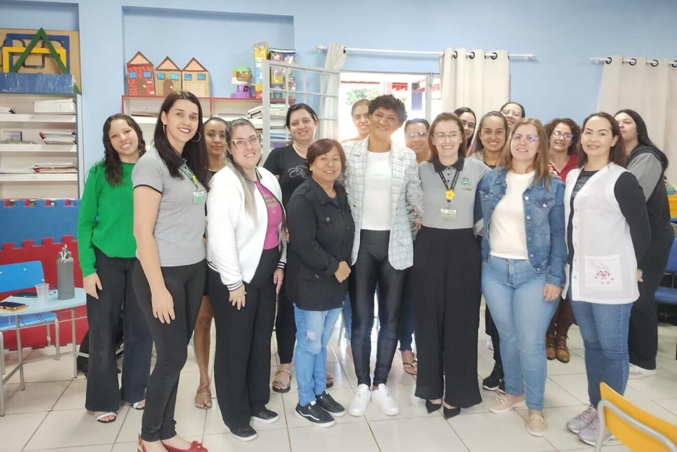 Integrante da campanha “Maio Laranja”, ação orientativa foi realizada na manhã desta segunda (19) junto aos servidores que atuam no estabelecimento de ensino