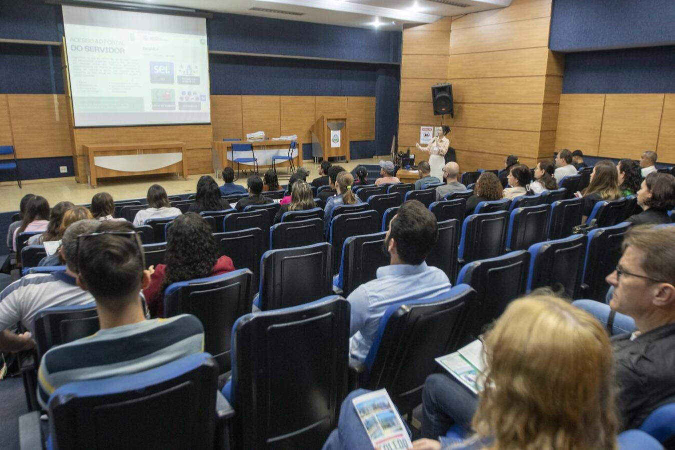 Nesta terça-feira (6) a Secretaria de Recursos Humanos empossou 49 novos servidores para 11 cargos