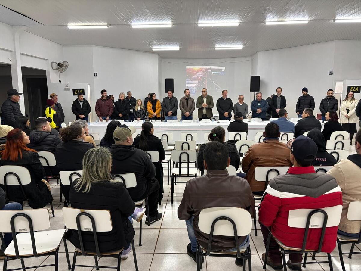 Participaram da reunião a equipe da gestão municipal, lideranças do bairro, vereadores e moradores para debater ações locais