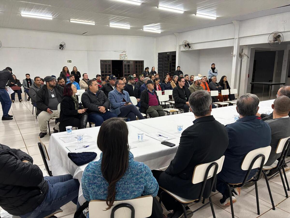 Participaram da reunião a equipe da gestão municipal, lideranças do bairro, vereadores e moradores para debater ações locais