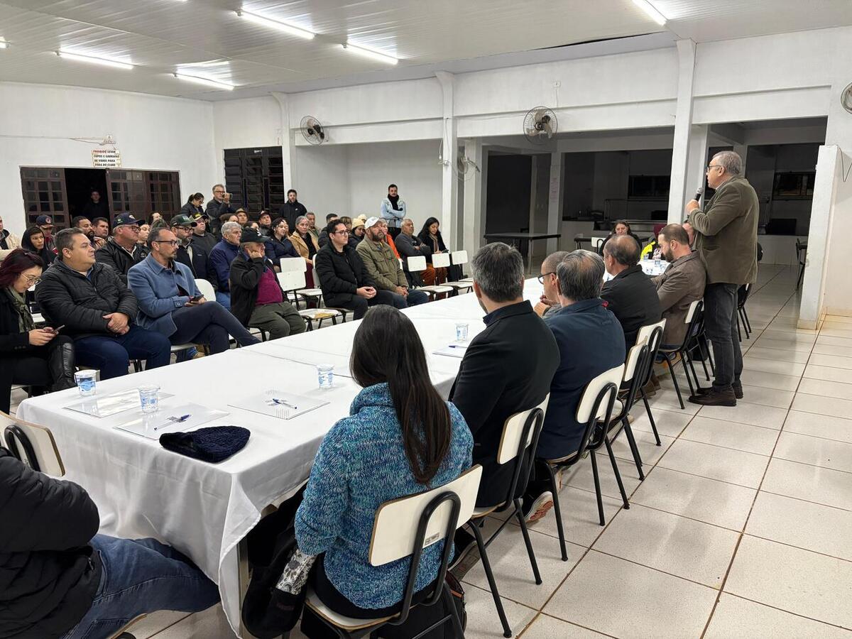 Participaram da reunião a equipe da gestão municipal, lideranças do bairro, vereadores e moradores para debater ações locais