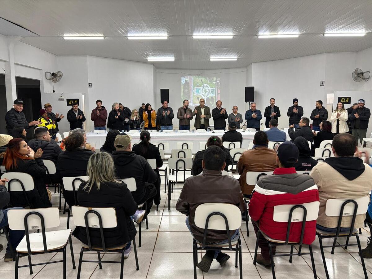 Participaram da reunião a equipe da gestão municipal, lideranças do bairro, vereadores e moradores para debater ações locais