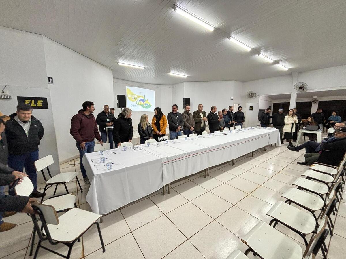 Participaram da reunião a equipe da gestão municipal, lideranças do bairro, vereadores e moradores para debater ações locais