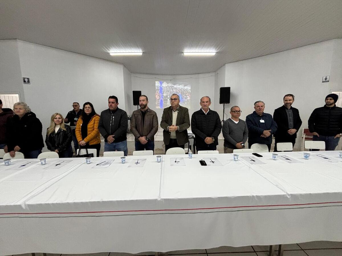Participaram da reunião a equipe da gestão municipal, lideranças do bairro, vereadores e moradores para debater ações locais