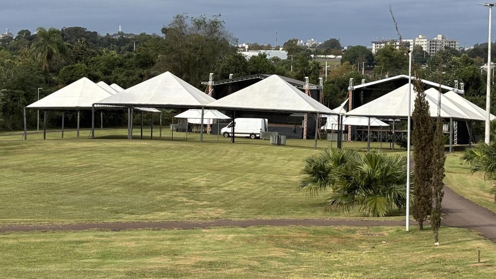 Dois palcos estão sendo montados no espaço para receber, entre sexta e domingo (23 a 25), 17 shows de atrações regionais e de 3 bandas nacionais; entrada é franca