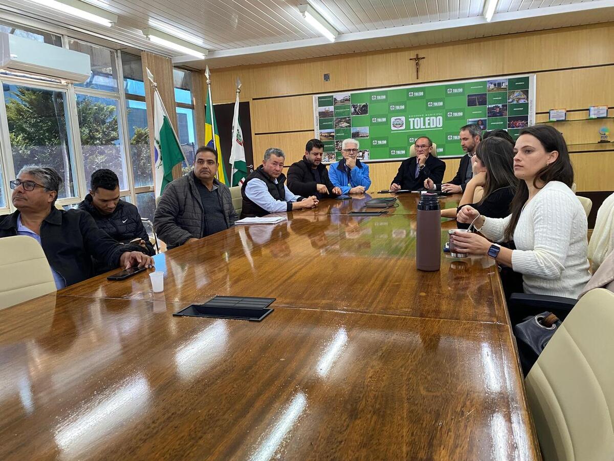 Em encontro na manhã desta sexta-feira (30) na Sala de Reuniões do Gabinete do Prefeito, comerciantes falaram a respeito de demanda antiga da comunidade