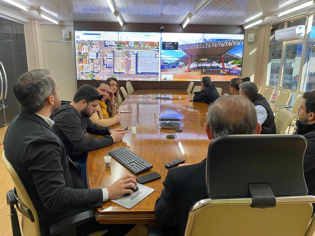 Em encontro na manhã desta sexta-feira (30) na Sala de Reuniões do Gabinete do Prefeito, comerciantes falaram a respeito de demanda antiga da comunidade