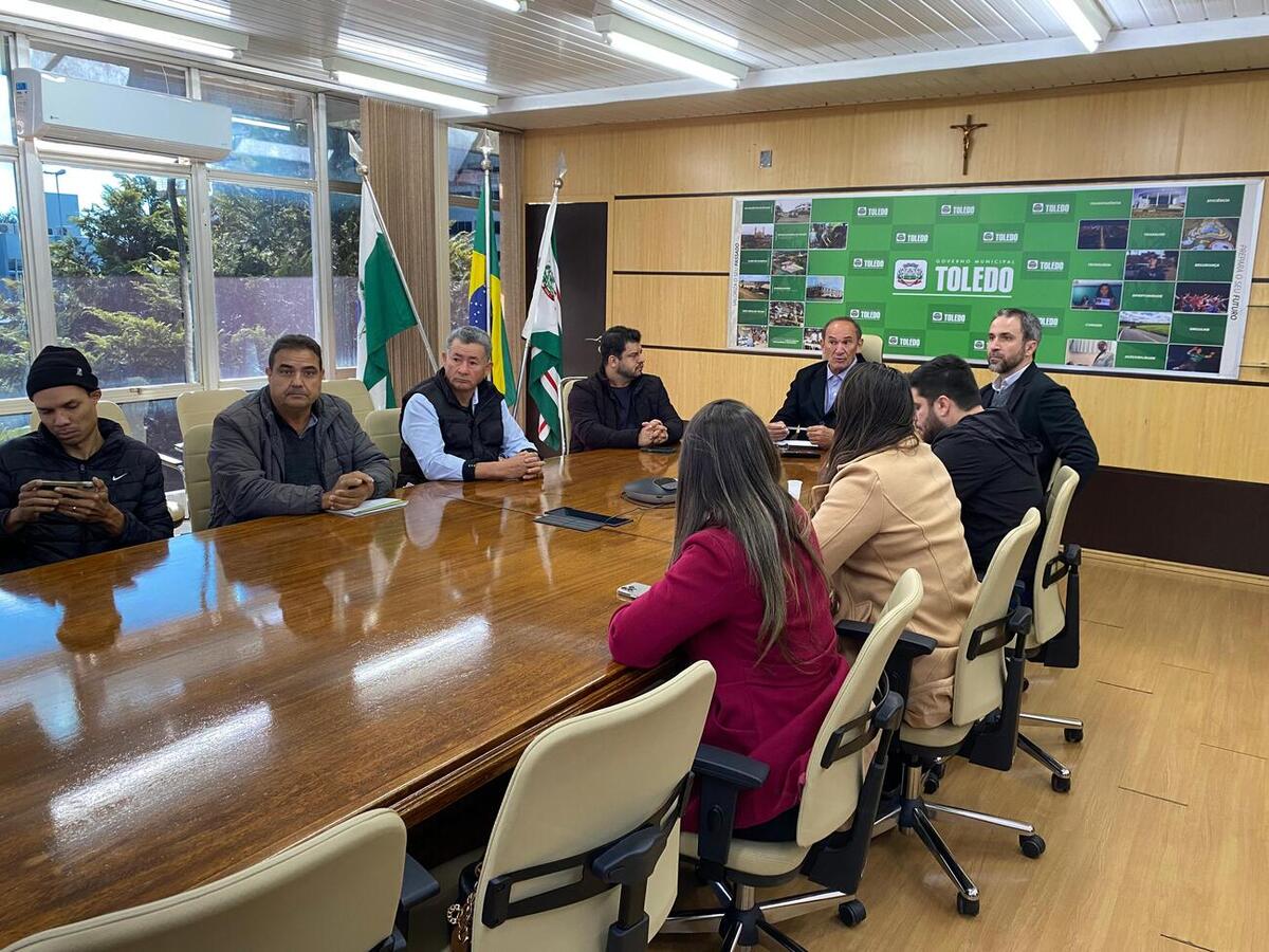 Em encontro na manhã desta sexta-feira (30) na Sala de Reuniões do Gabinete do Prefeito, comerciantes falaram a respeito de demanda antiga da comunidade