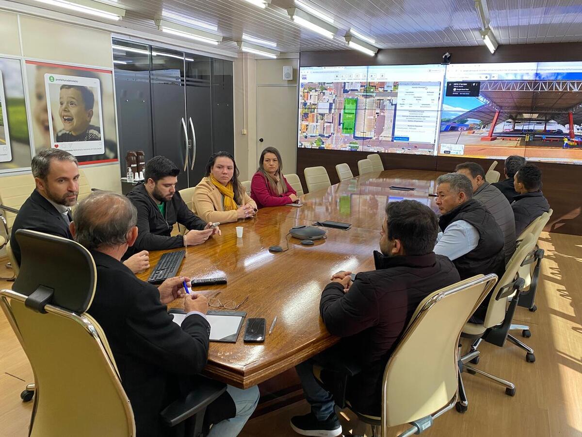 Em encontro na manhã desta sexta-feira (30) na Sala de Reuniões do Gabinete do Prefeito, comerciantes falaram a respeito de demanda antiga da comunidade