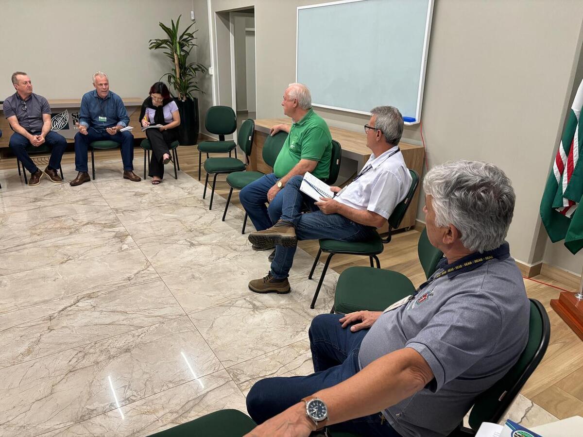 Representantes de diversas instituições voltadas ao controle, fiscalização ou produção animal participaram da reunião