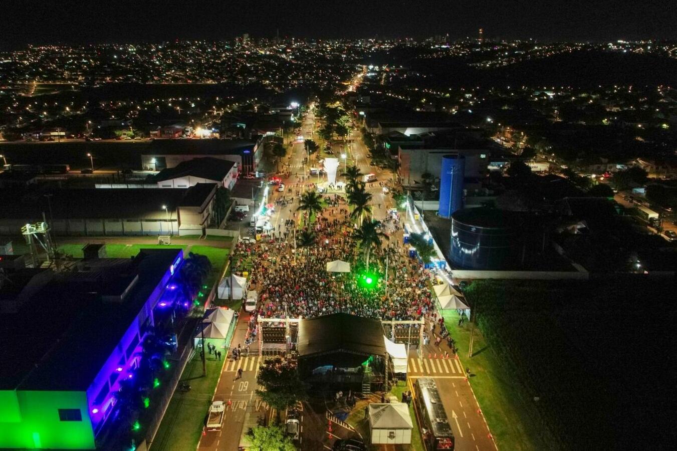 O cantor Baitaca arrastou milhares de pessoas que foram ao Alto da Avenida Maripá neste feriado de 1º de maio com suas canções tradicionalistas
