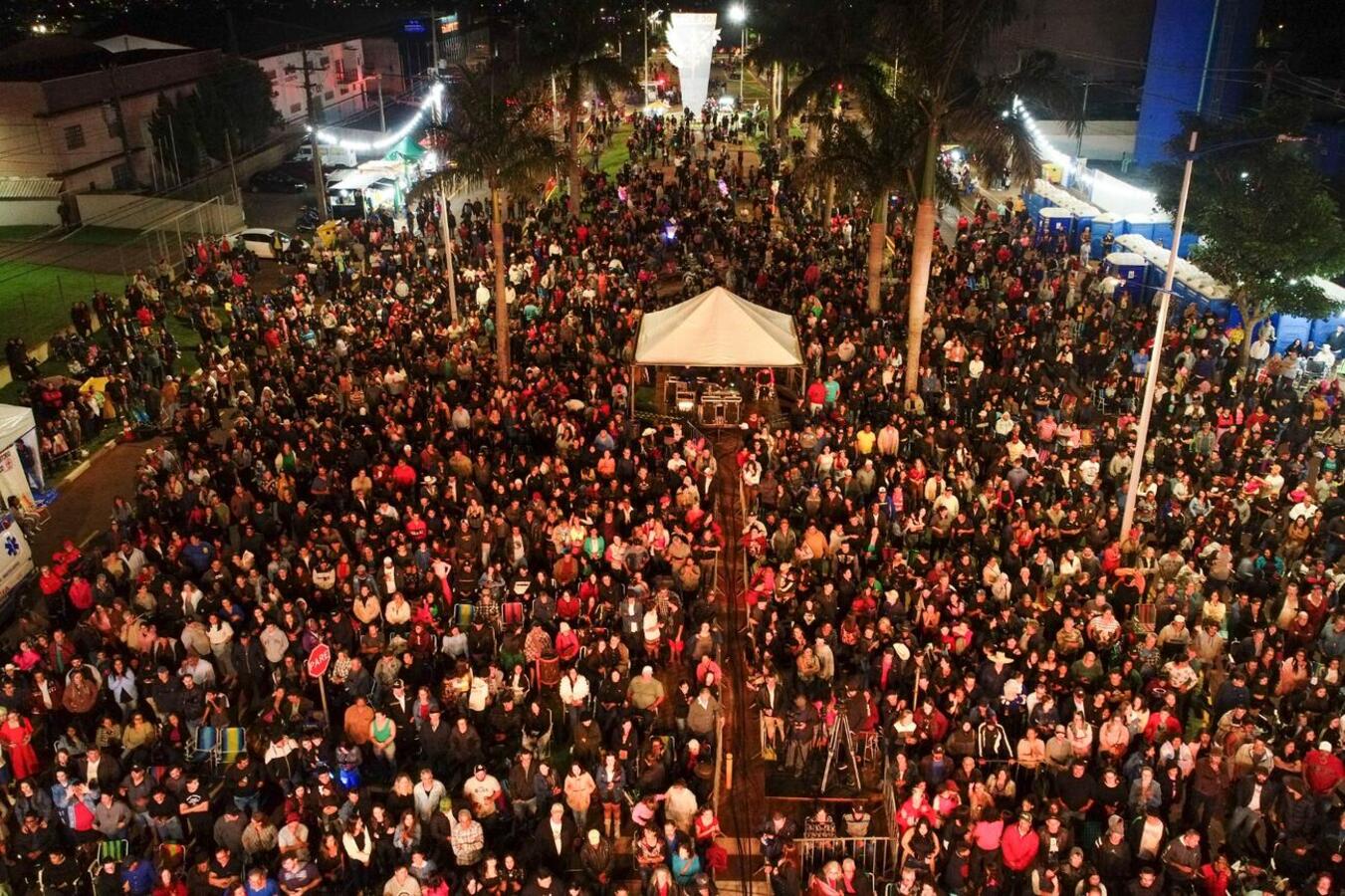 O cantor Baitaca arrastou milhares de pessoas que foram ao Alto da Avenida Maripá neste feriado de 1º de maio com suas canções tradicionalistas