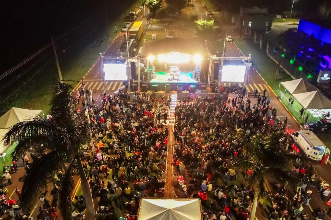 O cantor Baitaca arrastou milhares de pessoas que foram ao Alto da Avenida Maripá neste feriado de 1º de maio com suas canções tradicionalistas