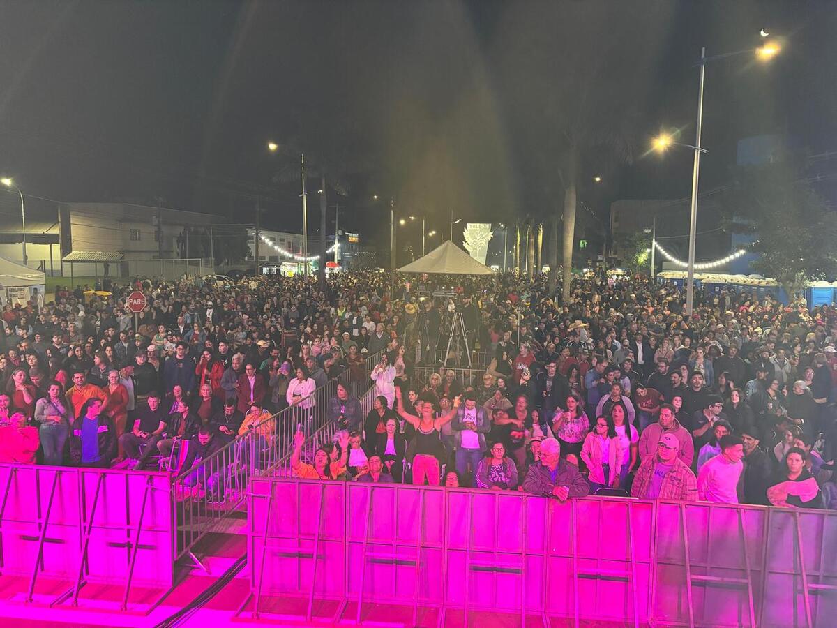 O cantor Baitaca arrastou milhares de pessoas que foram ao Alto da Avenida Maripá neste feriado de 1º de maio com suas canções tradicionalistas