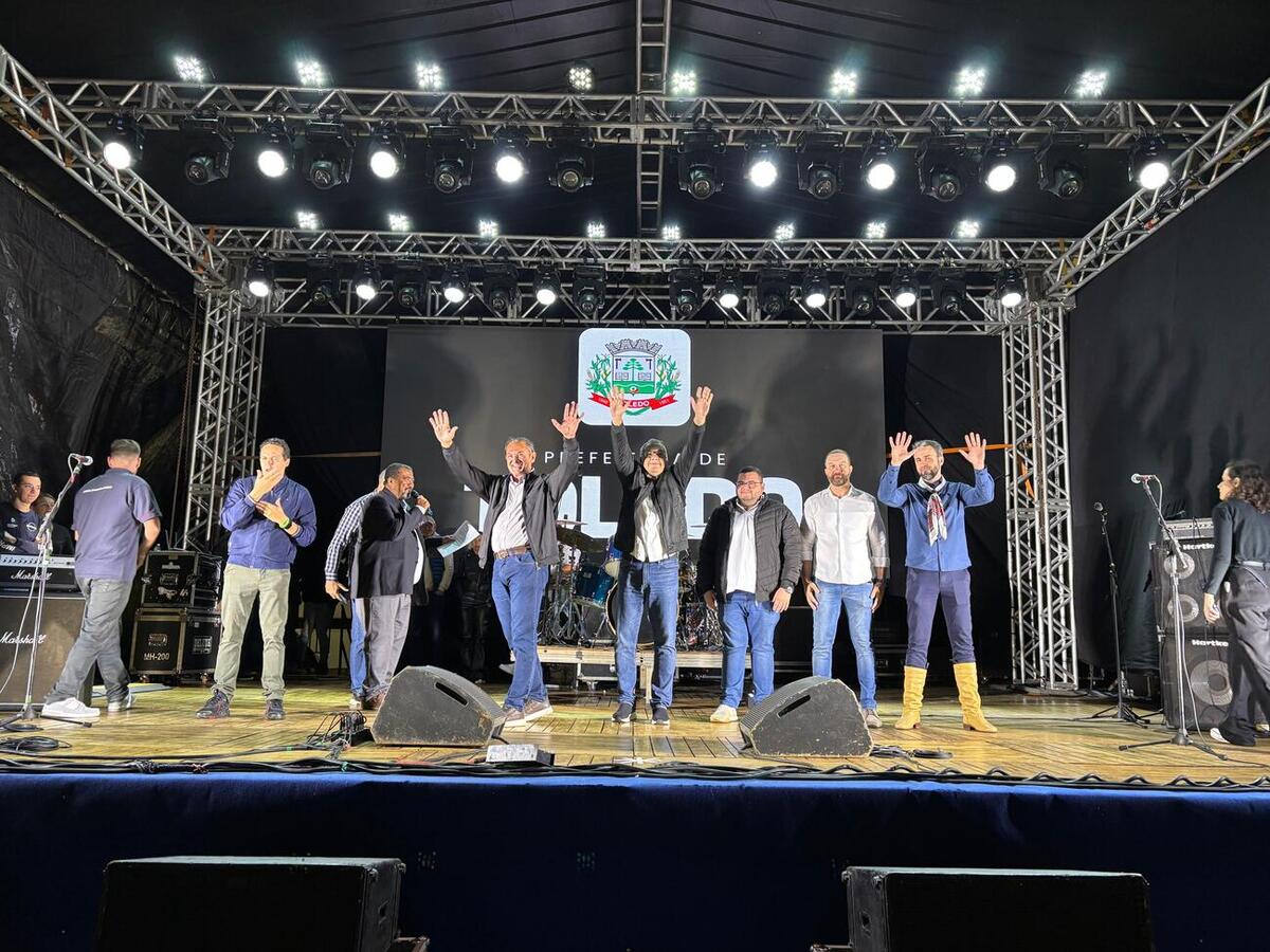 O cantor Baitaca arrastou milhares de pessoas que foram ao Alto da Avenida Maripá neste feriado de 1º de maio com suas canções tradicionalistas