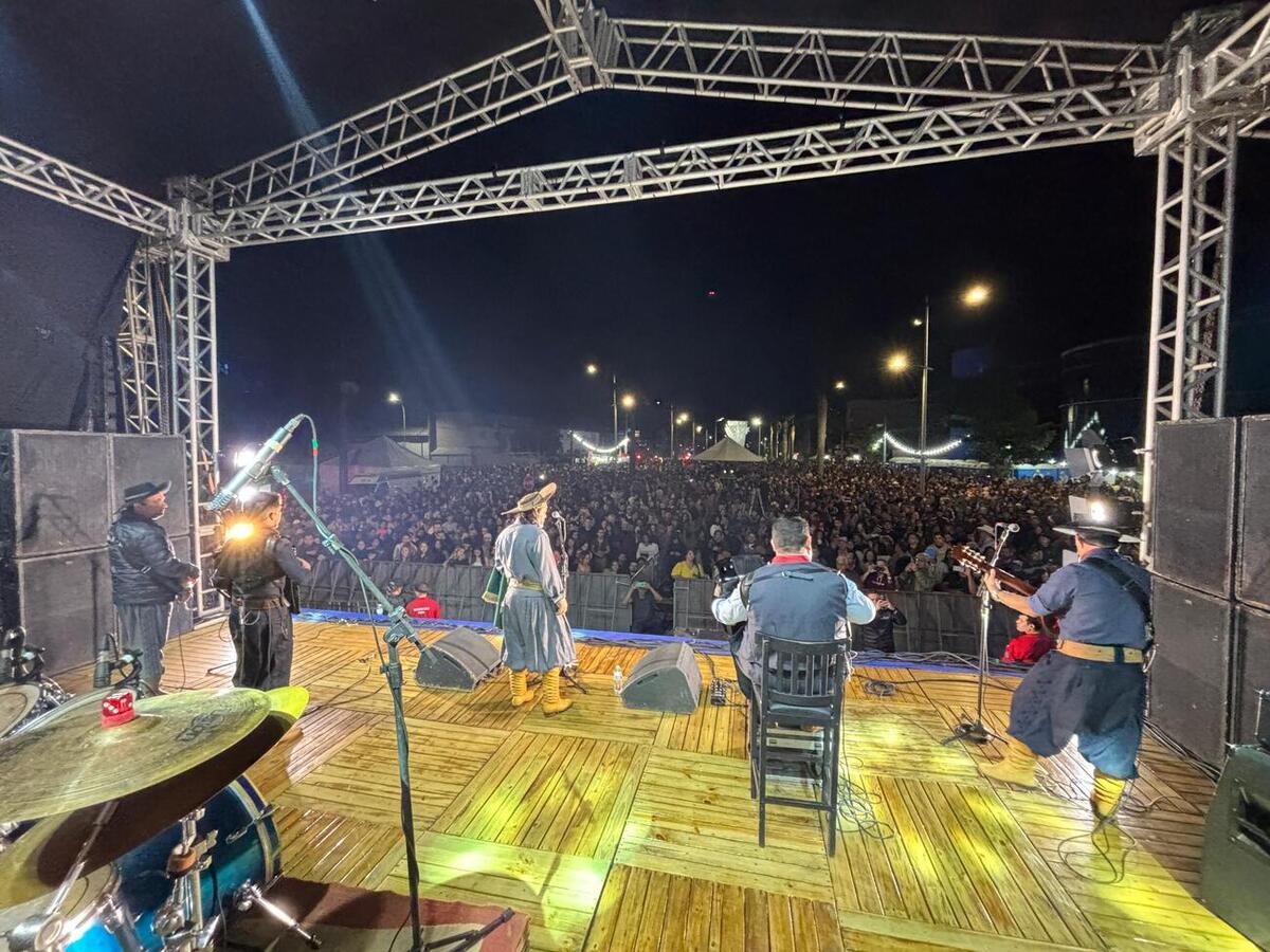 O cantor Baitaca arrastou milhares de pessoas que foram ao Alto da Avenida Maripá neste feriado de 1º de maio com suas canções tradicionalistas