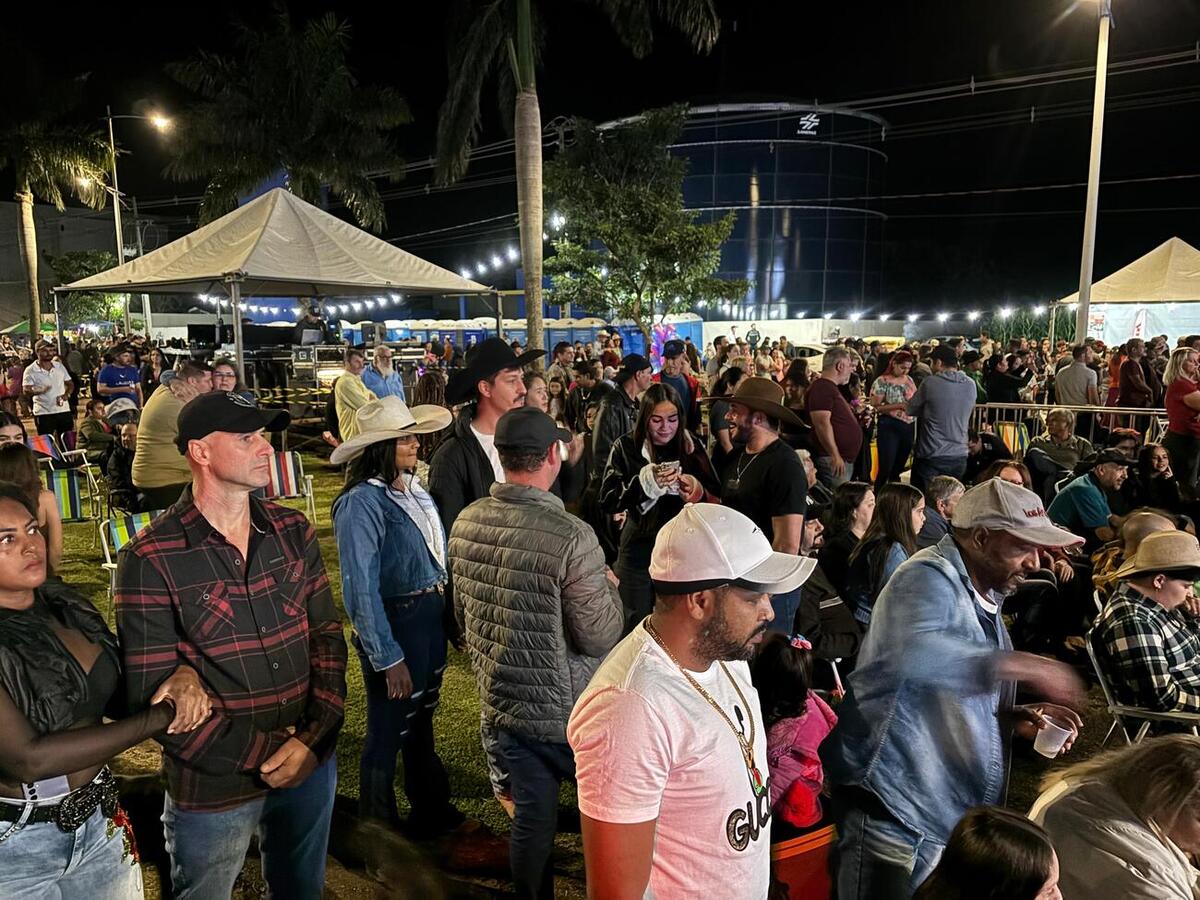 O cantor Baitaca arrastou milhares de pessoas que foram ao Alto da Avenida Maripá neste feriado de 1º de maio com suas canções tradicionalistas