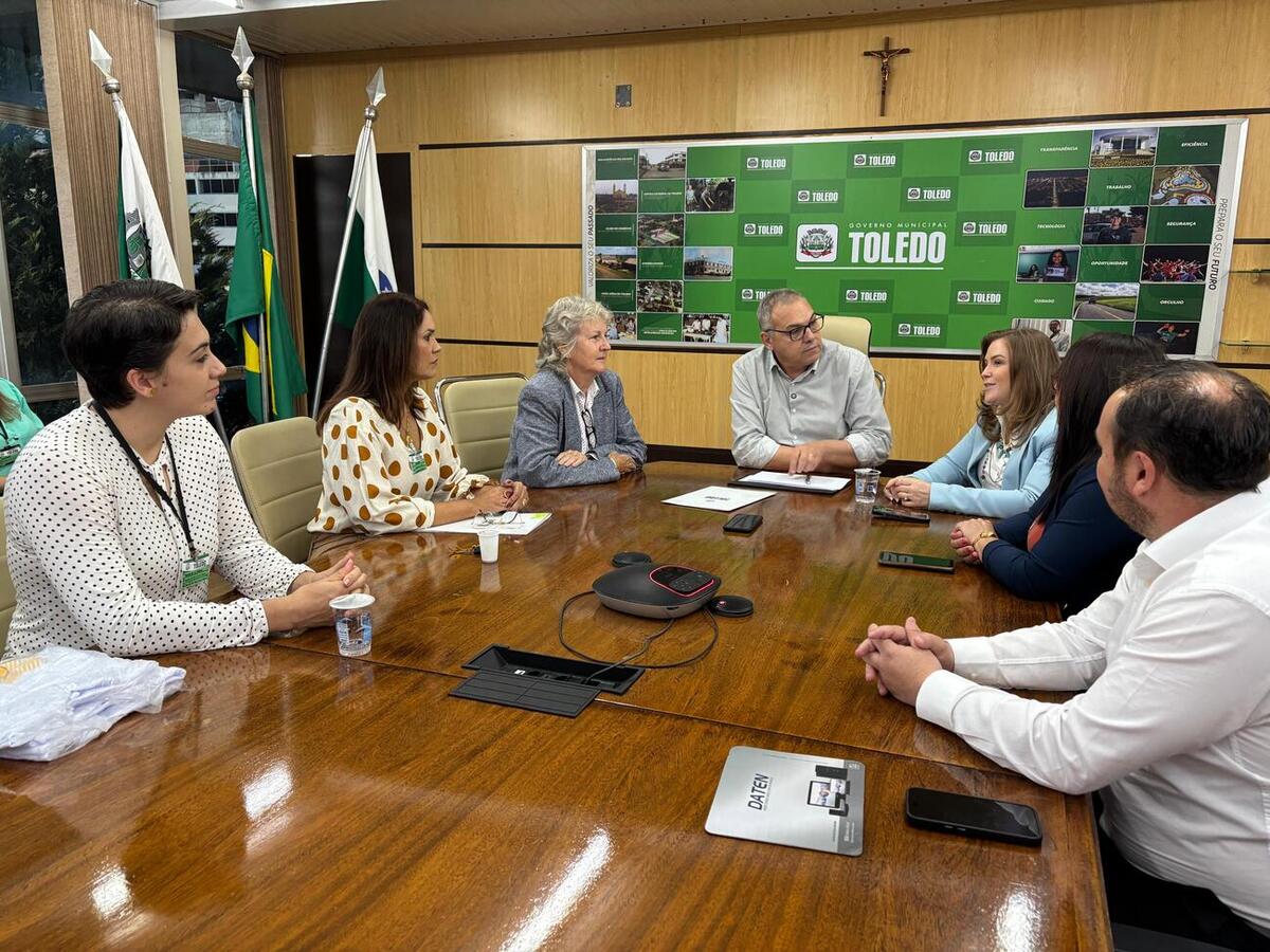 Após a reunião, a comitiva conheceu o Centro de Revitalização da Terceira Idade e o terreno onde será construída a Casa da Mulher Paranaense