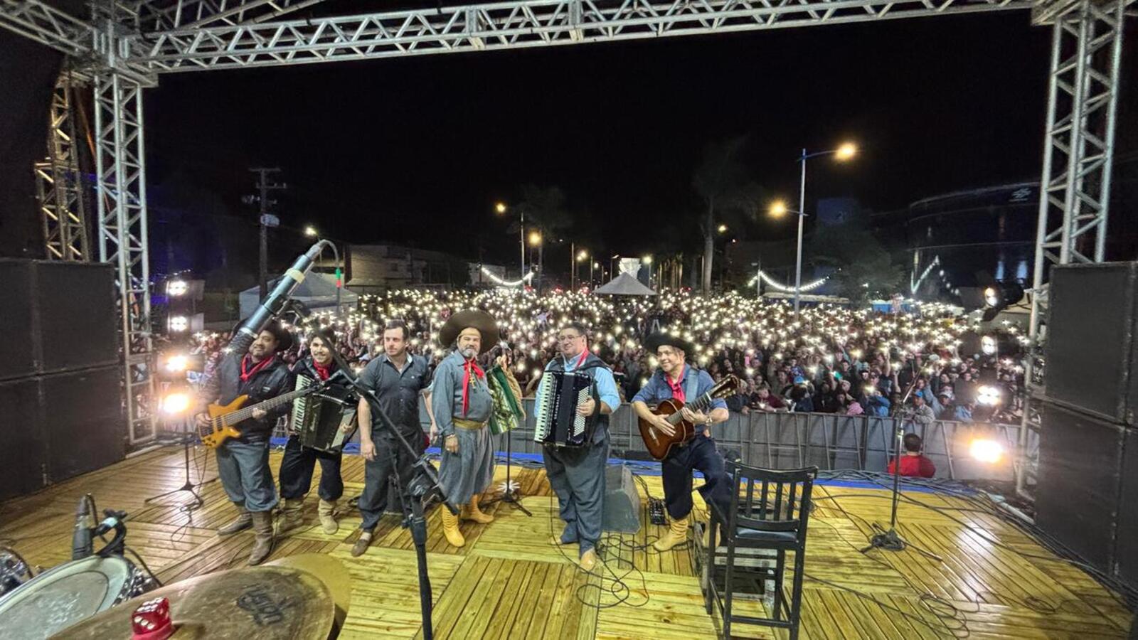 O cantor Baitaca arrastou milhares de pessoas que foram ao Alto da Avenida Maripá neste feriado de 1º de maio com suas canções tradicionalistas