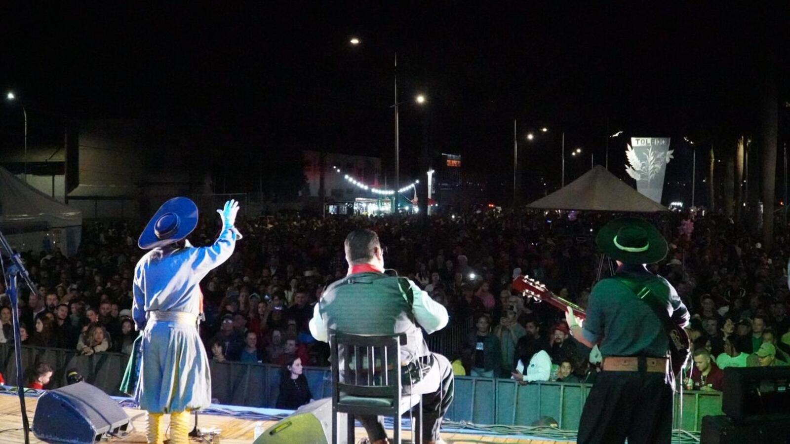 O cantor Baitaca arrastou milhares de pessoas que foram ao Alto da Avenida Maripá neste feriado de 1º de maio com suas canções tradicionalistas