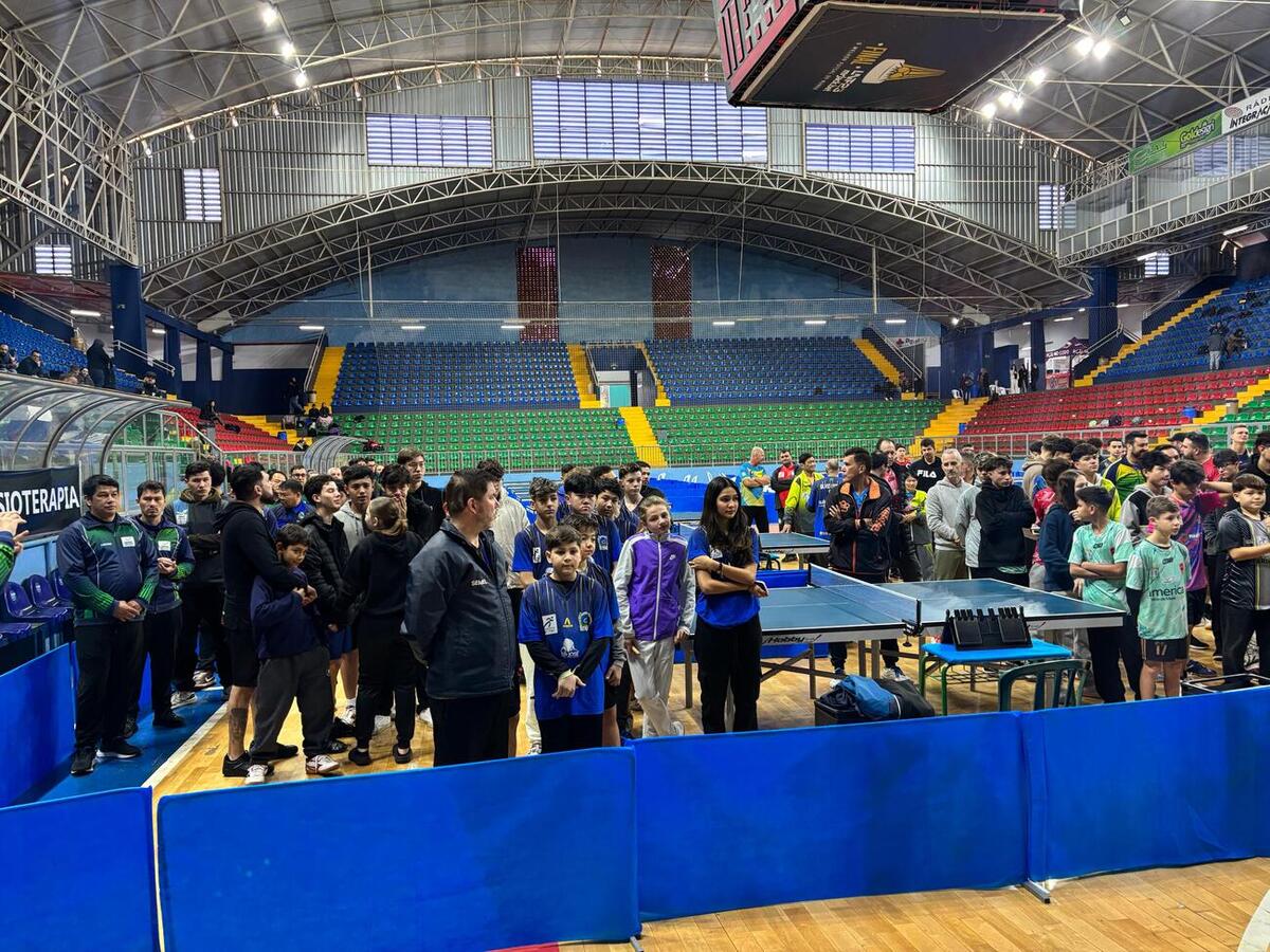 Aproximadamente 500 atletas de 50 equipes de diversos estados do Brasil