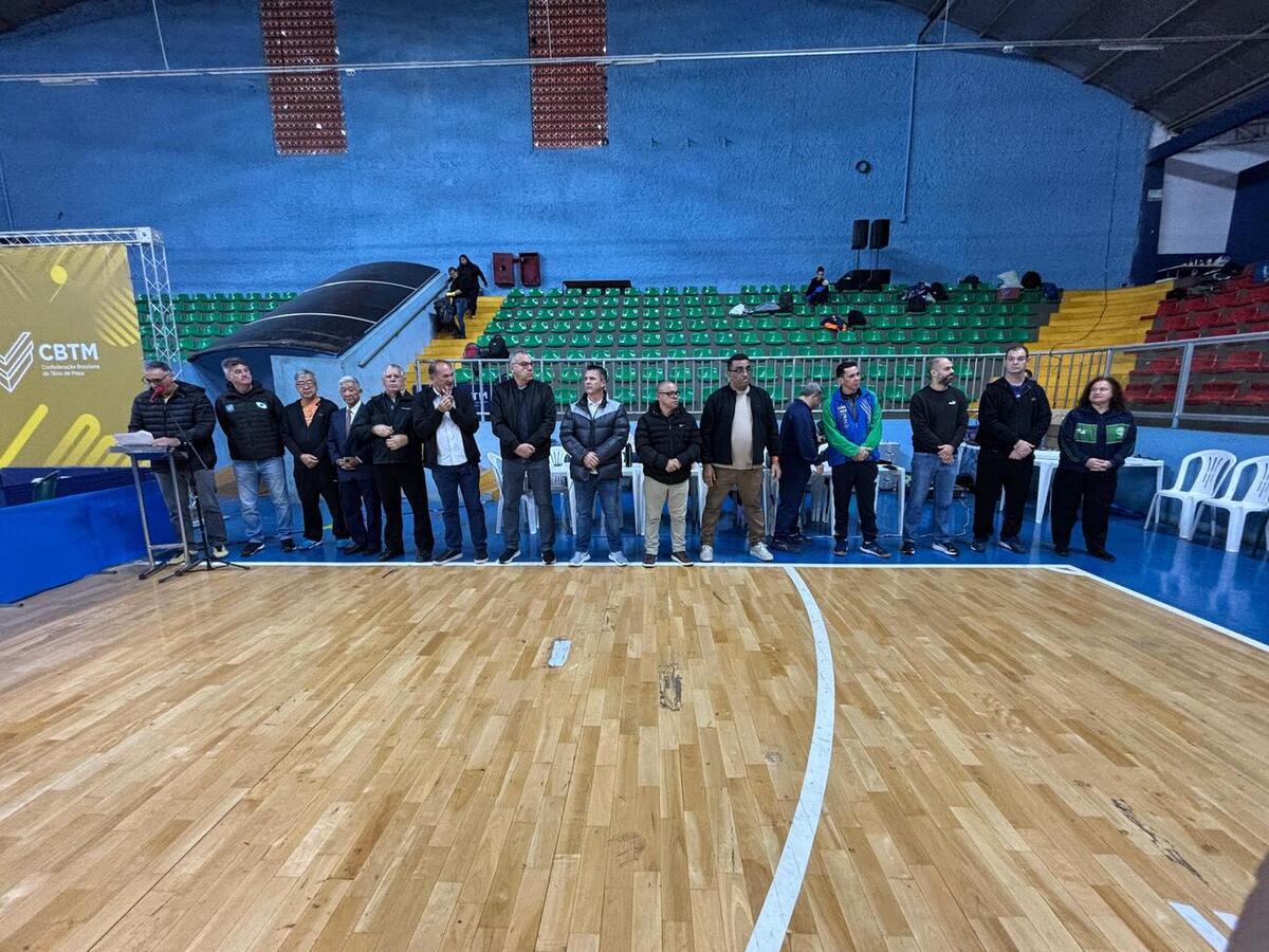 Aproximadamente 500 atletas de 50 equipes de diversos estados do Brasil
