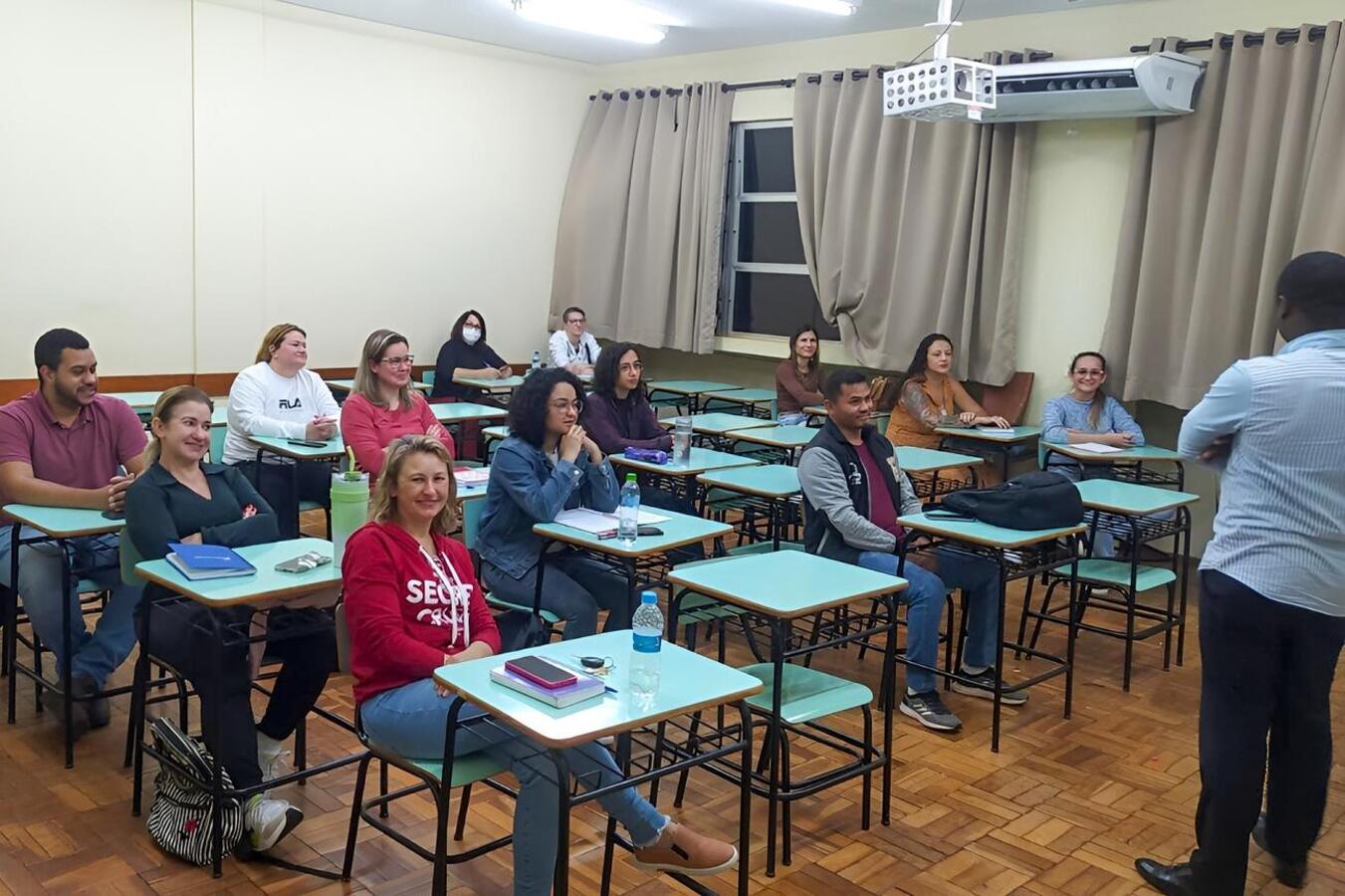 Capacitação teve aula inaugural realizada na noite desta segunda-feira (16) e visa facilitar comunicação com a comunidade de imigrantes mais numerosa do município